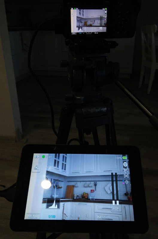 Skærmen viser alt, hvad der gives af kameraet via hdmi, mit kamera (Samsung NX1) har flere visningstilstande