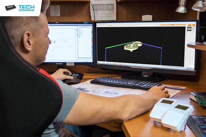 Человек, работающий с принтером, получает проект, сохраненный в формате STL - это стандартный формат для записи программ 3D-дизайна